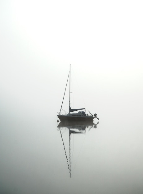 写真 空に照らして海で帆船