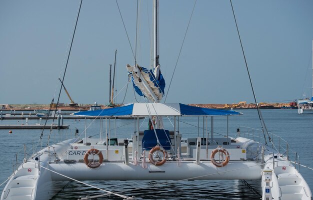 Foto barca a vela ormeggiata in mare contro un cielo limpido