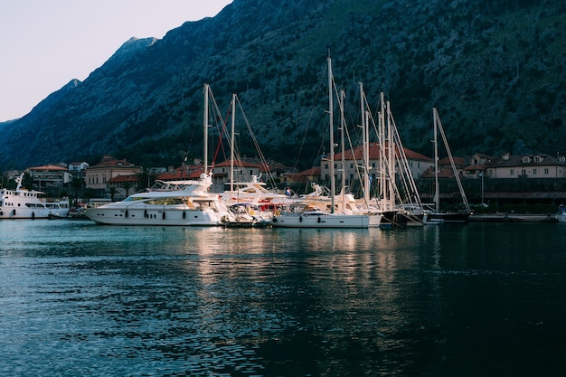 Barca a vela vicino alla città vecchia di cattaro