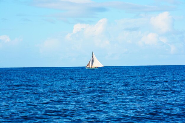 Photo sailboat in the ocean