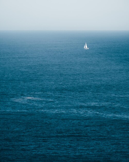 写真 空に向かって海を航海する帆船