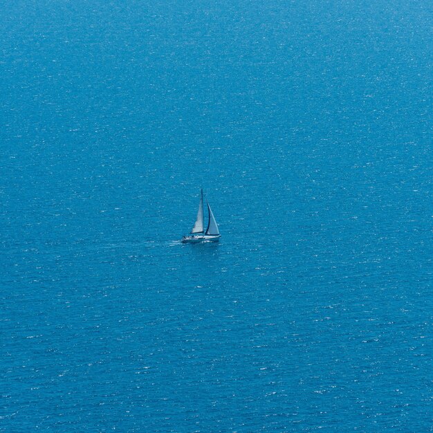 写真 海で航海する帆船