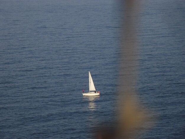 写真 空に向かって海を航海する帆船