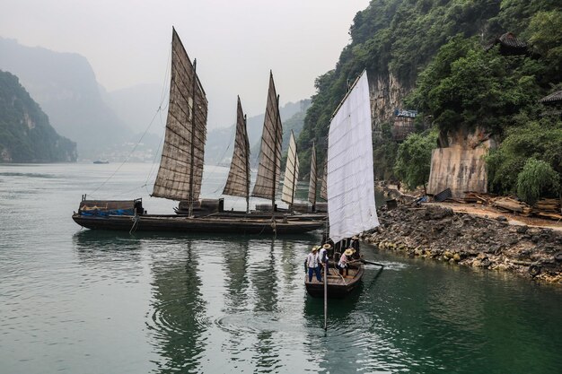 写真 空に向かって海を航海する帆船