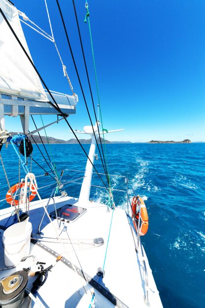 Foto barca a vela che naviga in mare contro un cielo blu limpido