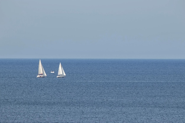 Foto barca a vela che naviga in mare contro un cielo limpido