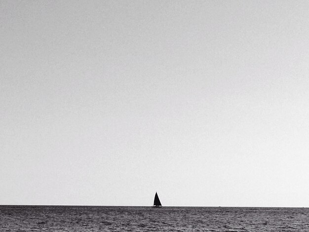 Foto barca a vela in mare contro un cielo limpido