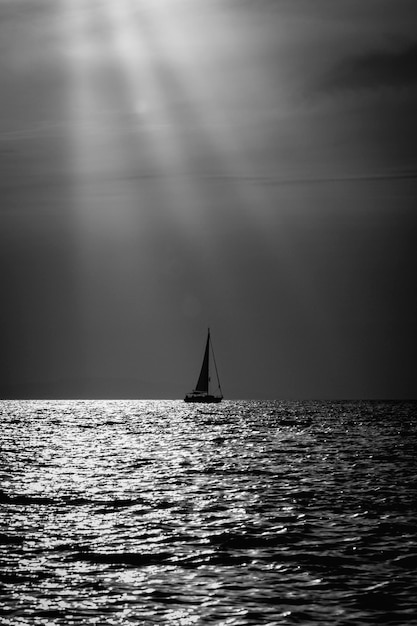 Photo sailboat sailing on sea against sky