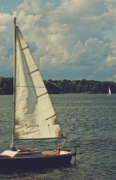 Photo sailboat sailing on sea against sky