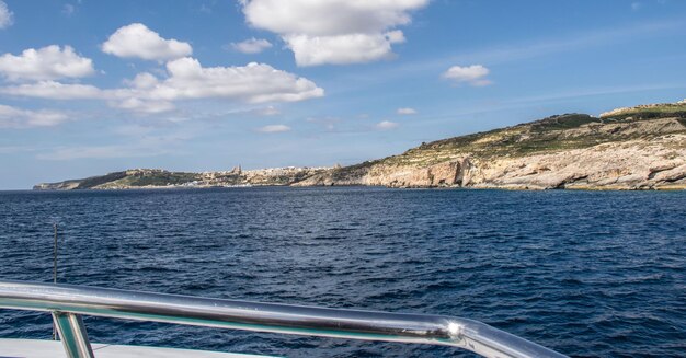 Foto barca a vela che naviga sul mare contro il cielo