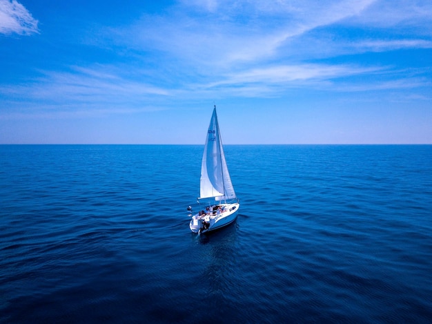 空に向かって海を航海する帆船