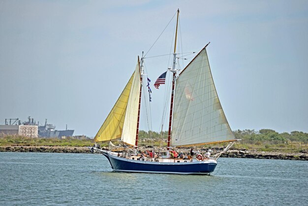 Foto nave a vela in mare