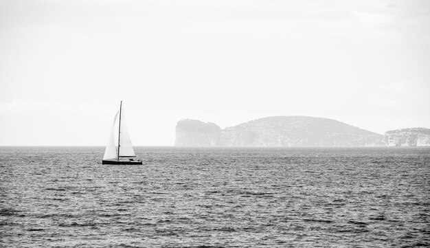 Photo sailboat sailing in sea