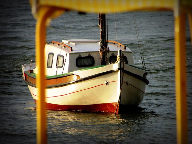 Foto nave a vela in mare