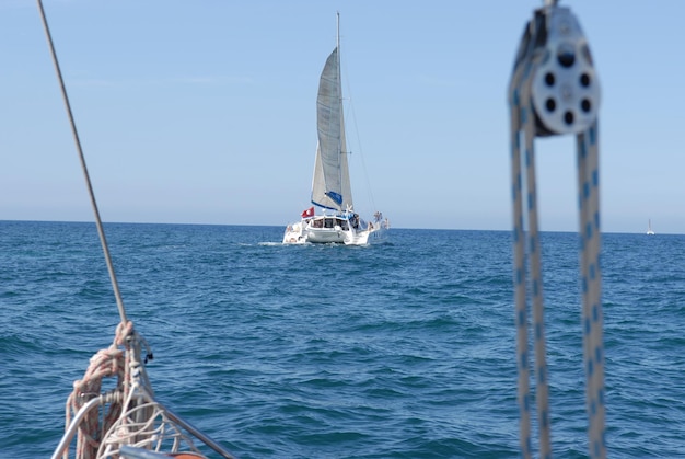 Парусная лодка на море на чистом небе