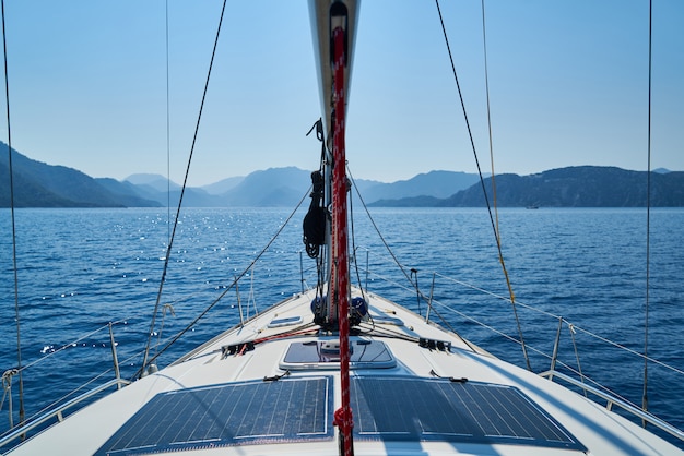 Barca a vela sul mare