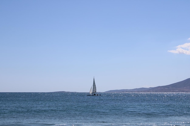 Photo sailboat at sea