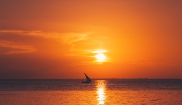 Foto barca a vela al tramonto. concetto di viaggio e vacanza.