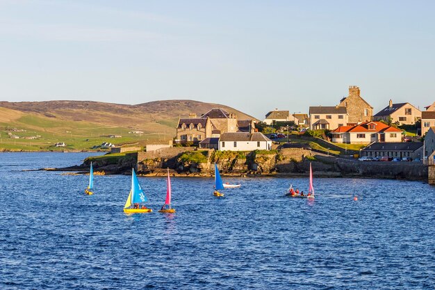 Foto barche a vela nella baia della città di lerwick nelle shetland