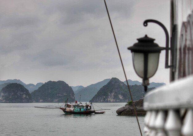 写真 空に向かって海で帆船