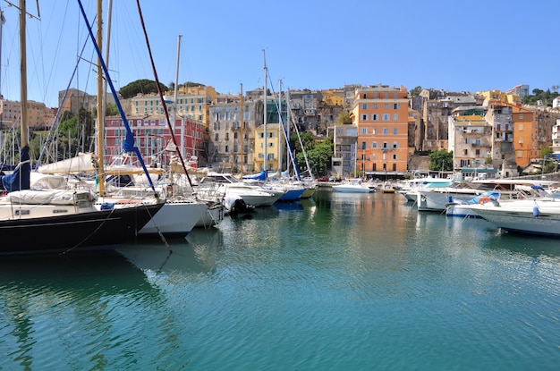 Foto barche a vela nel porto mediterraneo