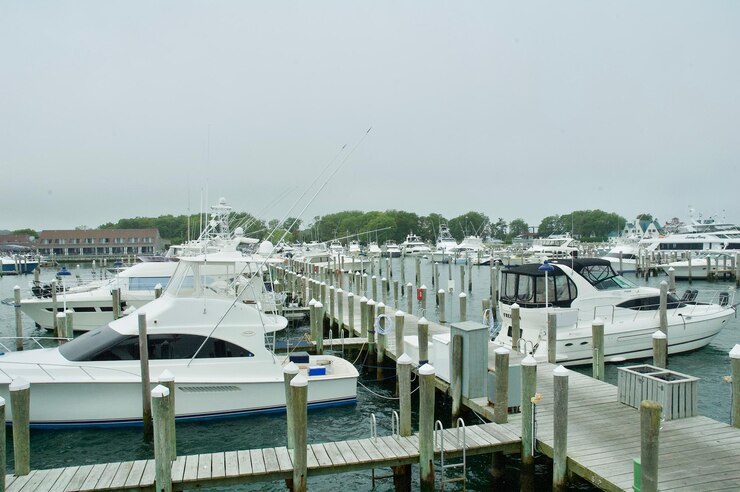 Photo sailboats moored at harbor against clear sky