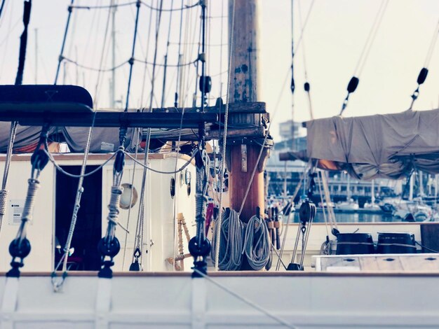 Photo sailboats moored at harbor against clear sky