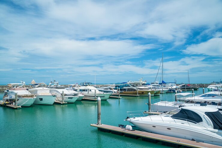 Photo sailboats moored at harbor against sky