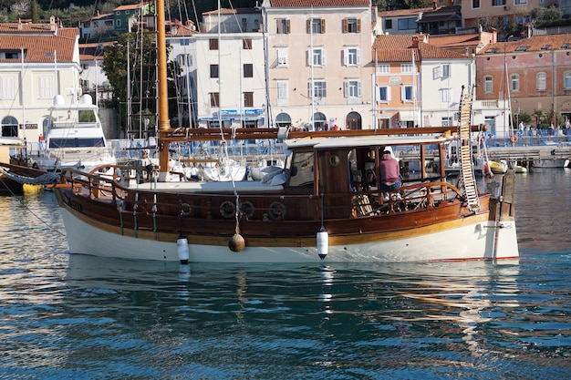 Foto barche a vela ormeggiate nel porto della città