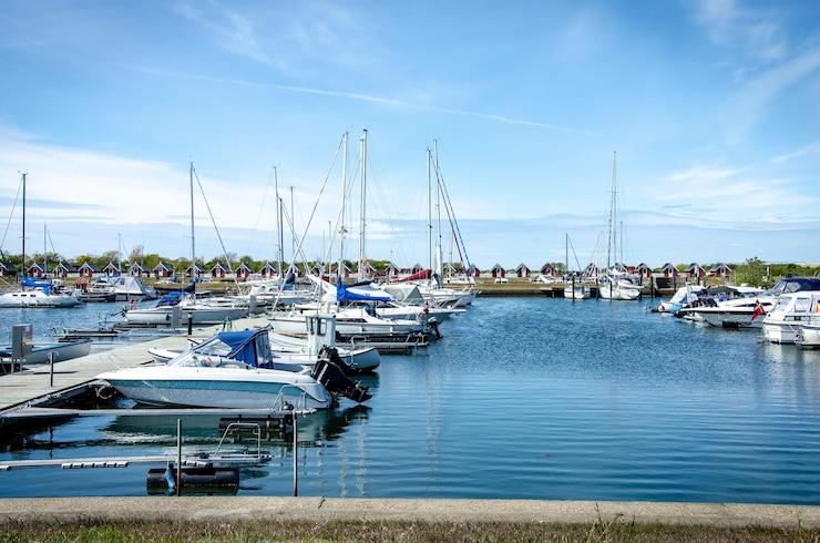 Photo sailboats moored in harbor