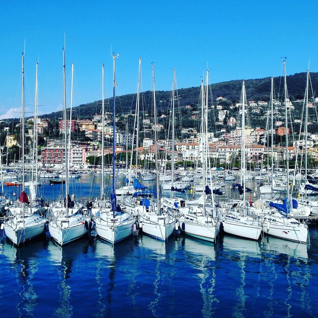 Photo sailboats moored at harbor