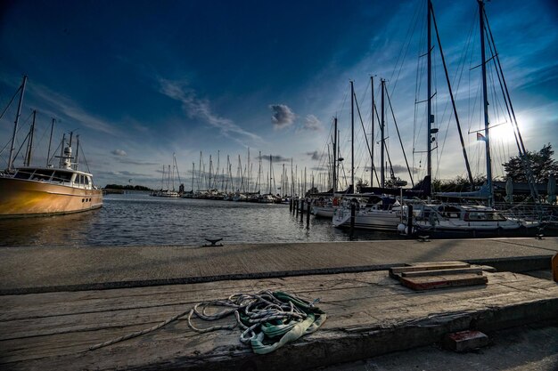 Photo sailboats moored at harbor