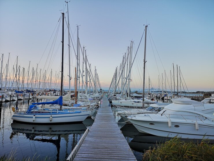 Photo sailboats moored in harbor