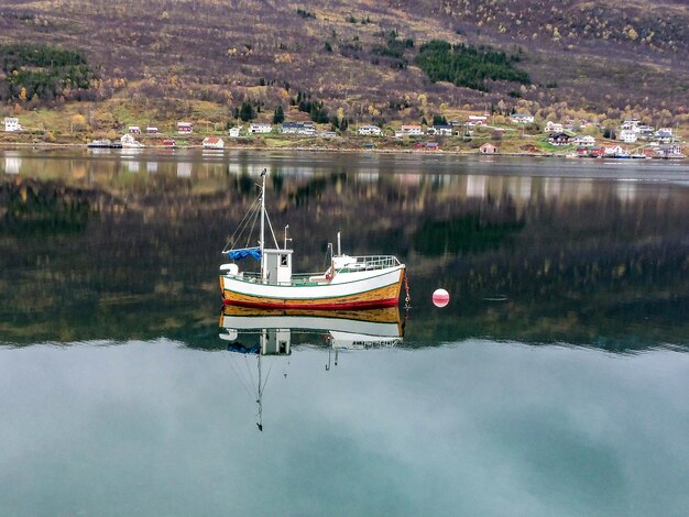 Photo sailboats moored on lake