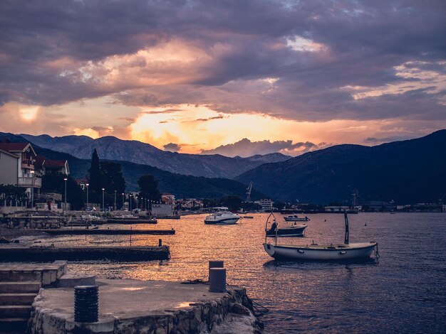 Photo sailboats moored on sea against sky during sunset