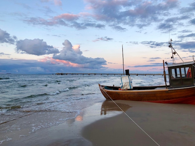 Photo sailboats moored on sea against sky