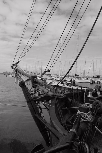 Photo sailboats moored in sea against sky