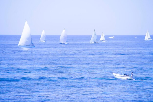 写真 空に向かって海で航海する帆船