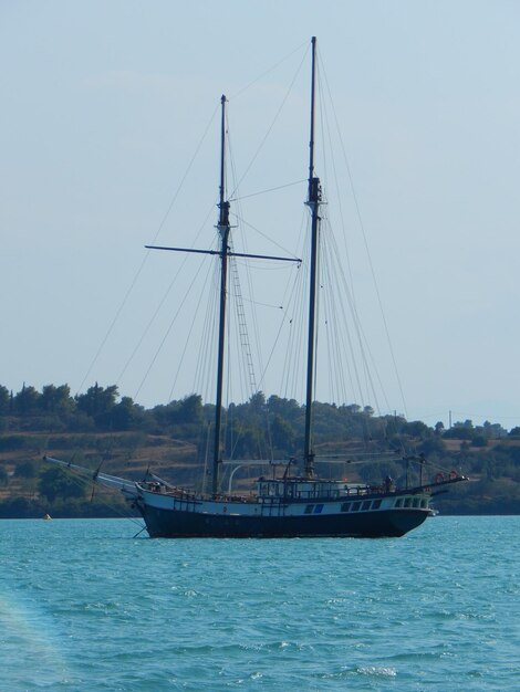 Foto barche a vela che navigano in mare contro un cielo limpido