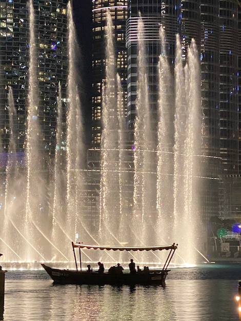 Foto barche a vela che navigano in mare di notte