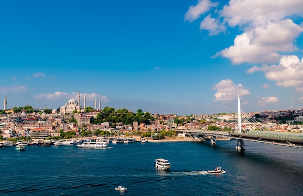 Photo sailboats in sea against buildings in city