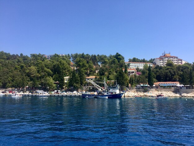 Photo sailboats in sea against clear blue sky