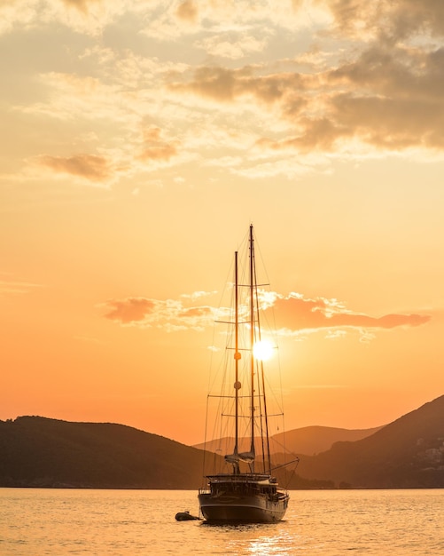 Foto barche a vela in mare contro il cielo durante il tramonto