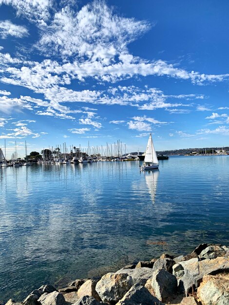 Photo sailboats in sea against sky