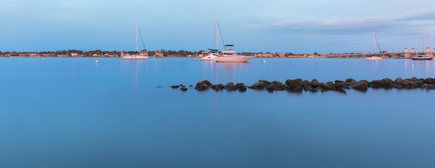 Photo sailboats in sea against sky