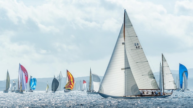 Photo sailboats in sea against sky