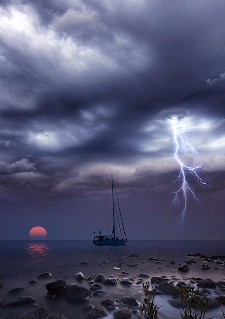 Foto barche a vela in mare contro le nuvole di tempesta