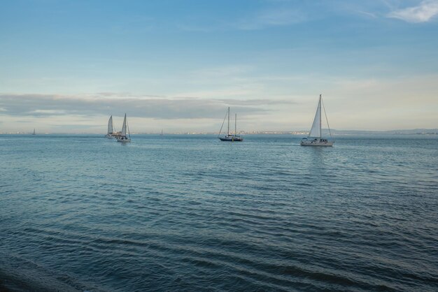 Photo sailboats at tagus river rio tejo lisbon portugal