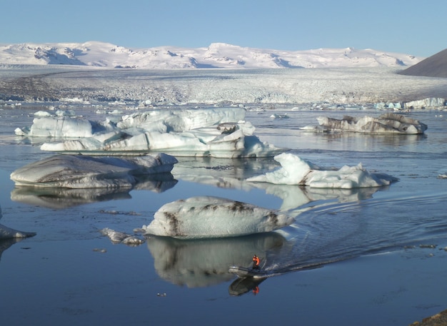 南アイスランドのJokulsarlon氷河ラグーンでヒュー氷山の中でセーリング