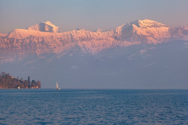 툰 호수, Bernese Oberland, 스위스에 범선